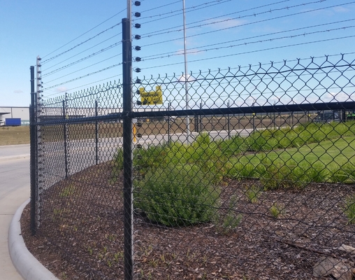 6Ft PVC Coated Diamond Chain Link Fence With Single Arm And Barbed Wire