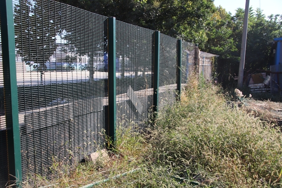 High Security Anti Climb 358 Mesh Fencing Powder Coated