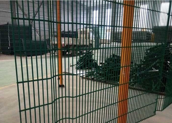 Railway Station 690N/M2 Barbed Wire Mesh Fencing 2200mm High